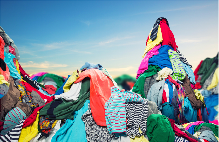 Montaña de ropa usada